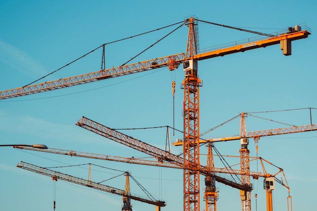 Что лучше для бизнеса: сайт на CMS или конструкторе? Сравнение ключевых особенностей